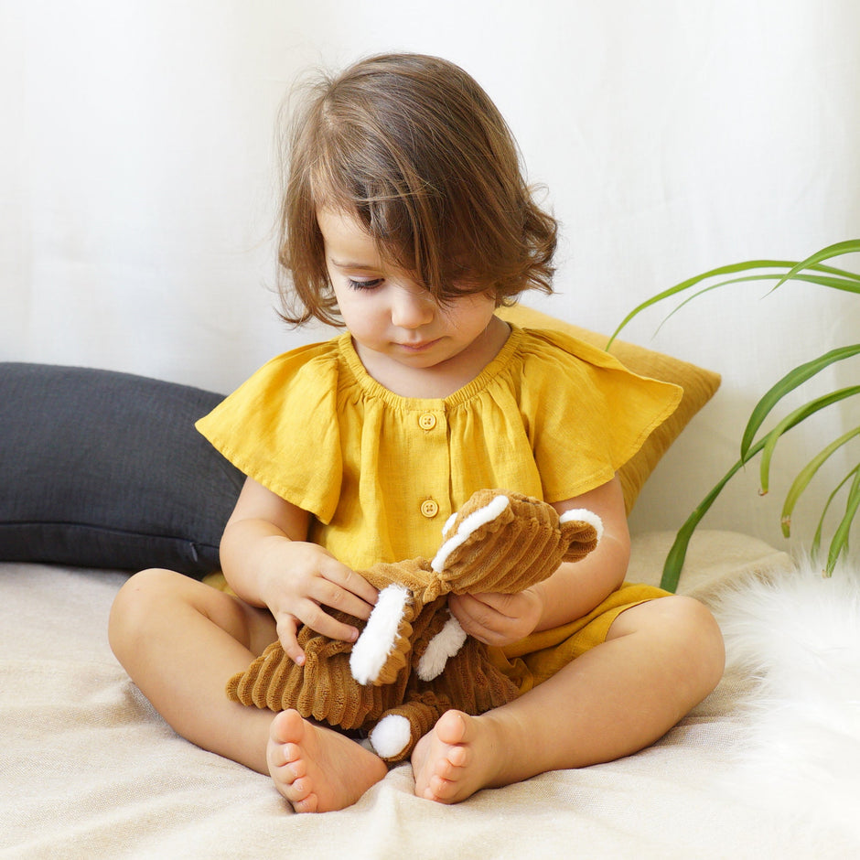 Baby spielt mit Schmusetuch Tiger – weiches Kuscheltuch für Kleinkinder
