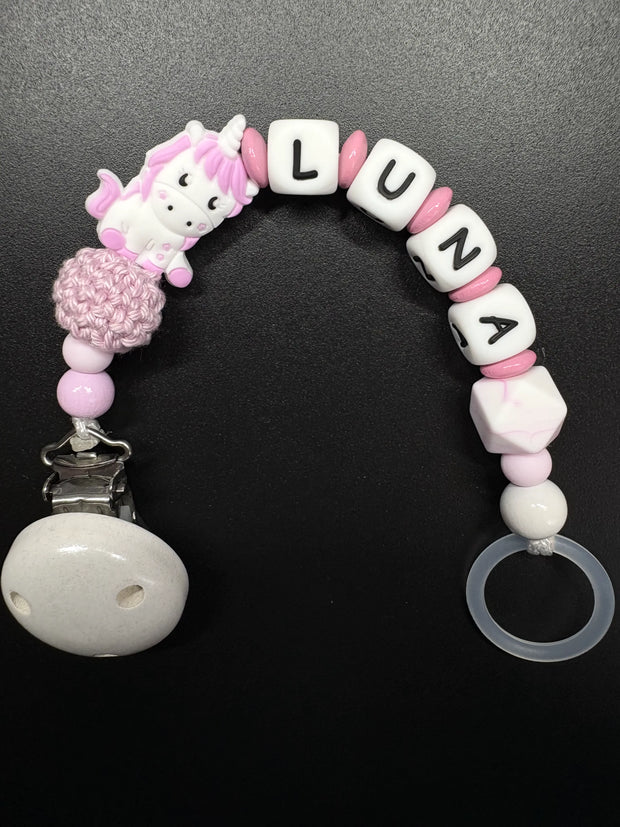 Personalisierte Schnullerkette mit Einhorn Motiv in Rosa und Weiß mit dem Namen Luna