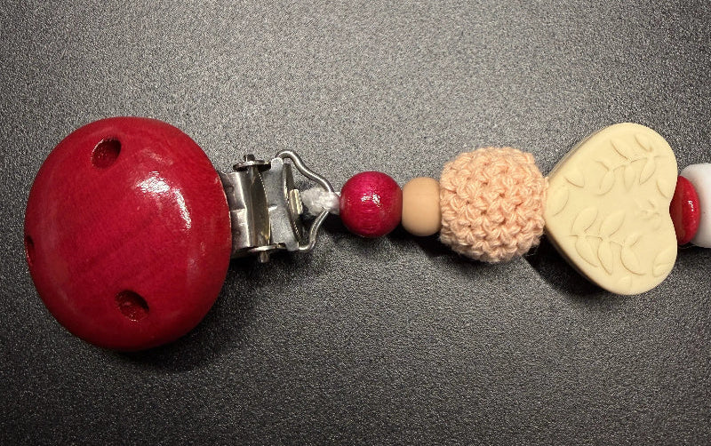 Schnullerkette Herz mit Holzclip und Häkelperle in Bordeauxrot und Creme
