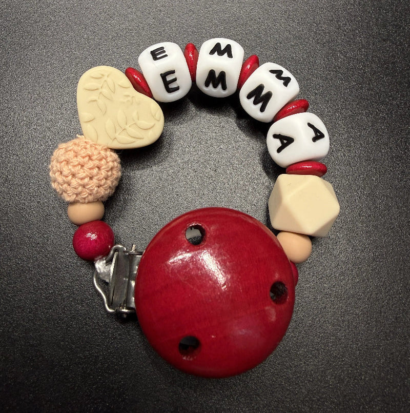 Personalisierte Schnullerkette Herz mit Namen in Bordeauxrot und Creme – BabyLions®