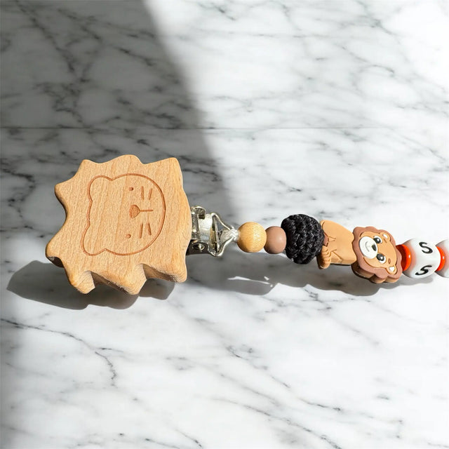 Personalisierte Schnullerkette mit Löwen-Holzclip und natürlichen Perlen im BabyLions Design