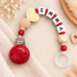 Personalisierte Schnullerkette mit Namen Emma in Rot und Beige – handgemacht von BabyLions