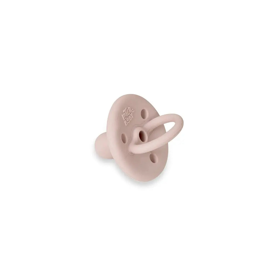 Rückansicht des altrosa Silikon Schnullers von Interbaby mit Belüftungsöffnungen und ergonomischem Schild – aus 100 % lebensmittelechtem Silikon, BPA-frei und für Babys ab 0 Monaten geeignet.