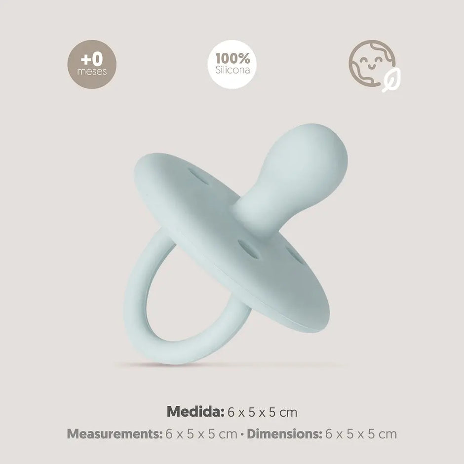 Hellblauer Silikon Schnuller von Interbaby mit Produktdetails – 100 % Silikon, BPA-frei, für Babys ab 0 Monaten geeignet, Maße 6 × 5 × 5 cm.