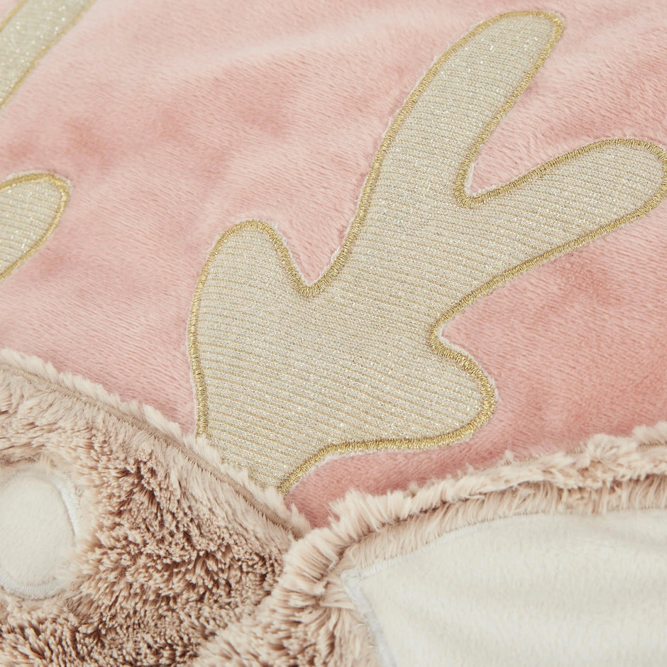 Detailaufnahme der Baby Spieldecke Reh Ella von Bieco mit hochwertig verarbeitetem Geweih und weicher Plüschoberfläche – kuschelige Krabbeldecke mit unterschiedlichen Stoffstrukturen für Babys ab Geburt