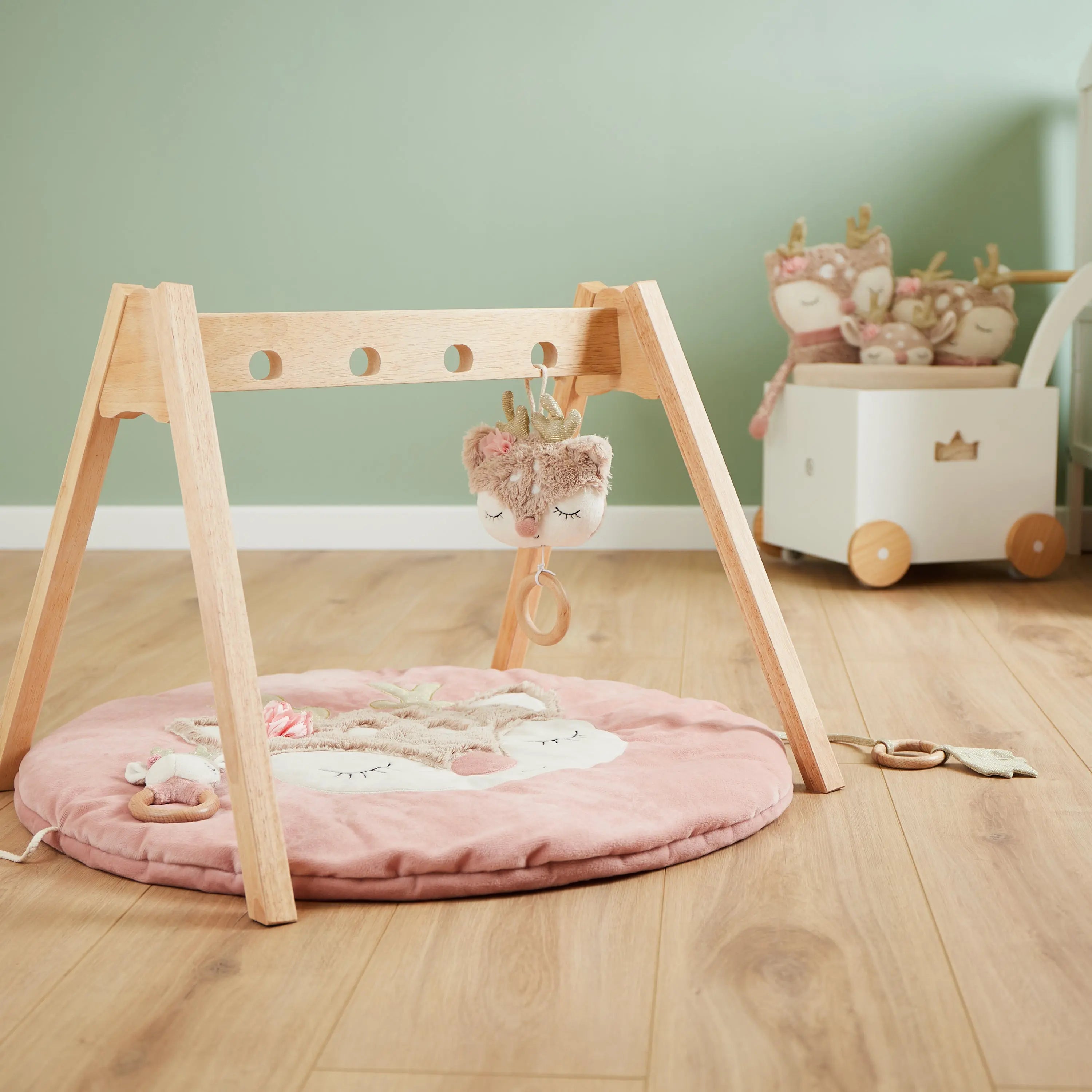 Baby Spieldecke Reh Ella von Bieco mit Holz-Aktivitätsbogen und hängendem Spielzeug – weiche Krabbeldecke für Babys ab Geburt zur Förderung von Motorik und Sinnesentwicklung