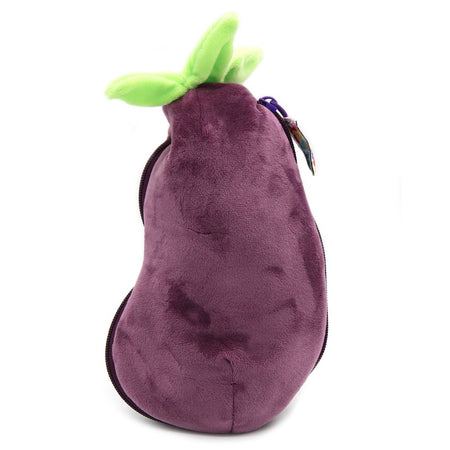 Lila Plüschtier in Form einer Aubergine mit grünem Blattansatz und weicher Oberfläche, freigestellt auf weißem Hintergrund.
