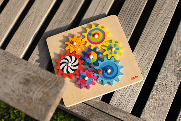 Zahnradspiel aus Holz von goki mit bunten Zahnrädern – Motorikbrett für Kinder

